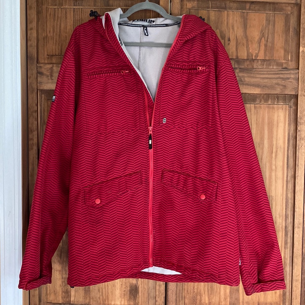 Forum - red snowboarding/ski jacket